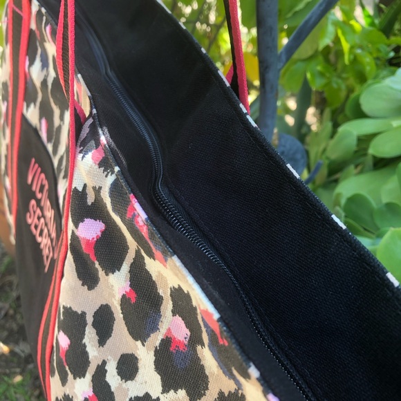 NWOT Victoria’s Secret large oversized, Cheetah print tote bag. - Picture 4 of 12
